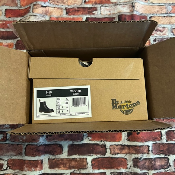 Dr. Martens Classic 1460 Women’s Smooth Leather Lace Up Boots Size 7 - Picture 7 of 8